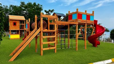 Wooden climbing and balance course — Elysee