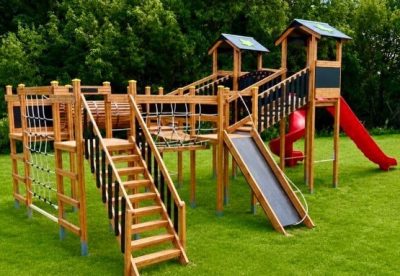 Wooden climbing and balance course — Elysee