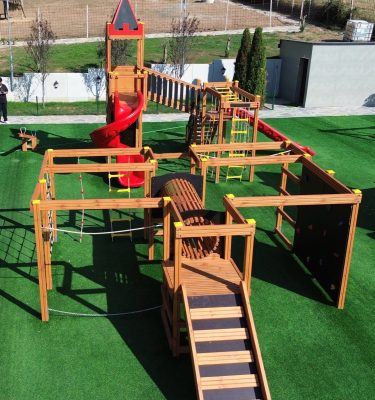 Wooden climbing and balance course — Elysee