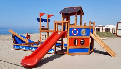 Wooden play ship by the beach — Elysee