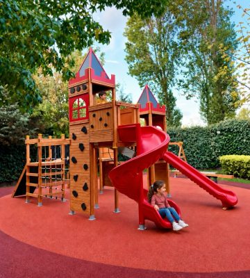 Wooden play castle with red slides — Elysee