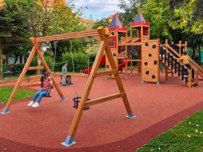 Swing and wooden play area — Elysee
